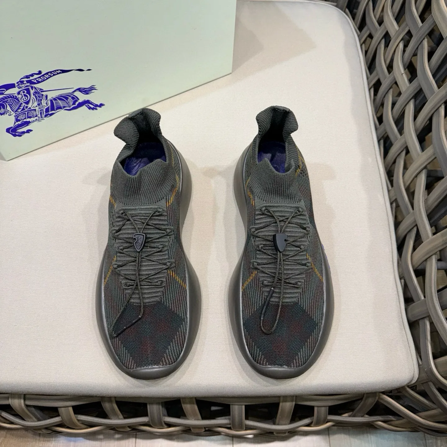 Men's shoes: 500💰BURBERRY/Burberry plaid knitted Neptune sneakers｜With breathable sock-style upper｜Embellished with knitted Burberry plaid｜Leather lining Incorporated into a plaid lace design｜Equipped with B-shaped shield buckle｜The sole is decorated with a large wrapped equestrian knight logo (EKD)｜Round toe #drawstring closure#The sole is decorated with the equestrian knight logo (EKD)｜At least 50% of the main materials of the boutique are from renewable sources Size: 39-44 (45 custom-made)